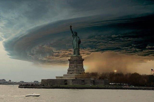 Vista de New York com furacão Sandy ao fundo